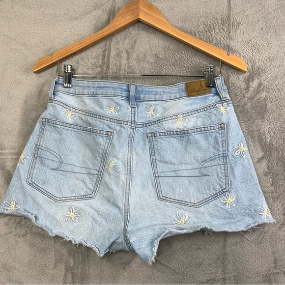 American Eagle U.S. Women’s Size 6 Floral Embroidered Mom Jeans Short-Shorts. - Picture 2 of 7